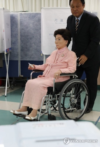 손명순 여사, 휠체어타고 투표
