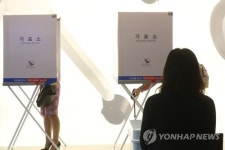 유권자는 투표중