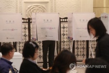 투표소 차려진 웨딩홀