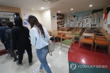 북카페에 마련된 투표소