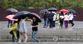 대선 임시공휴일 봉하마을 묘역 찾은 참배객