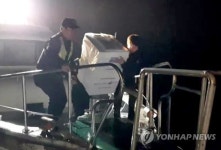 바닷길로 투표함 옮기는 해경