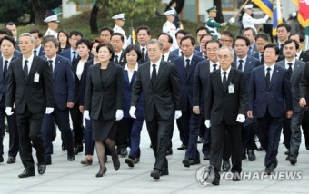 현충원 참배하는 문재인 대통령