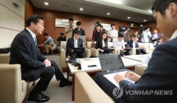 기자들 앞에서 소회 밝히는 이낙연