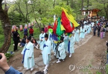 인간 세계로…강릉단오제 국사성황 모시기