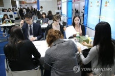 상담하는 구직자들