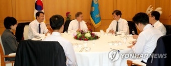 문 대통령, 신임수석과 오찬