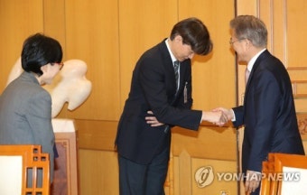 문 대통령과 조국 민정수석 인사