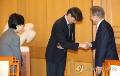 문 대통령과 조국 민정수석 인사