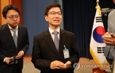 답변하는 이정도 총무비서관