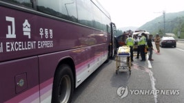 영동고속도 고속버스-승합차 사고…노인 3명 숨져