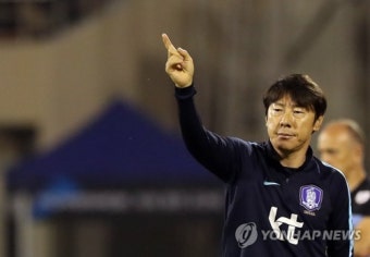 작전지시하는 신태용 감독
