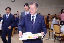 文대통령, 靑구내식당서 직원들과 3천원 메밀국수 오찬