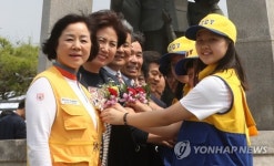 학생 대표가 카네이션 달아드려요