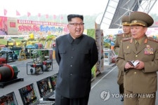 김정은 과학기술 성과 전시장 방문