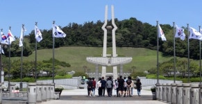 촛불에서 오월로 추모행렬 잇는 5·18묘지…어제 하루 10만명