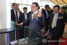 핸드페이 시연하는 정승인 코리아세븐 대표