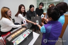 교내 미화원에 감사 손편지 전하는 성신여대생들