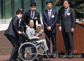 취재진 바라보는 이재현 회장