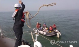 레저보트 구조하는 해경