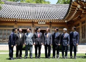 文대통령, 여야 5당 원내대표와 첫 오찬회동 시작…'협치' 모색