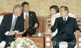 한미 정상회담에서 통역으로 활약하는 강경화