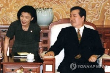 김대중 전 대통령 곁에서 활짝 웃는 강경화