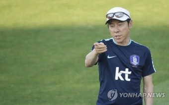 선수들과 소통하는 신태용 감독