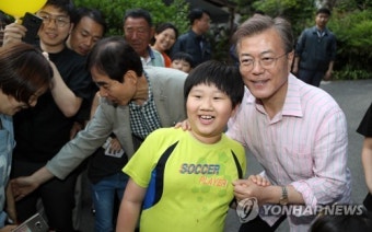 어린이 손잡고 다정하게 사진 찍는 文대통령