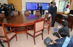 대통령 집무실 바닥에 앉아 취재하는 청와대 출입기자