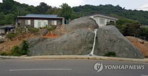 하동 교차로 폭포수 눈길