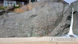 하동 교차로 폭포수 눈길