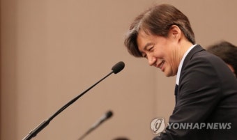 브리핑 마친 조국 민정수석