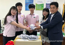 학생들에게 미세먼지 방지 마스크 전합니다
