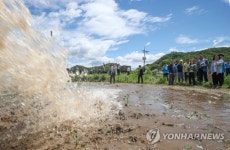푸른 하늘 아래 급수작업