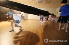 참여형 연극 교육 즐기는 어린이들