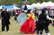 흥겨운 관노가면극 공연