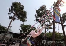 단오 앞두고 그네 즐기는 관람객