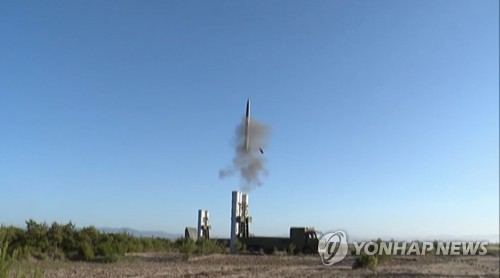 북한, 김정은 국무위원장 참관하며 신형 지대공미사일 시험 사격 실시
