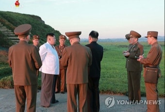 北 김정은, 신형 지대공 요격미사일 시험사격 참관