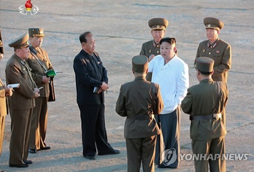 북한, 김정은 국무위원장 참관하며 신형 지대공미사일 시험 사격 실시