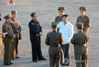 北 김정은, 신형 지대공 요격미사일 시험사격 참관