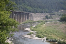 가뭄에 실개천으로 변한 강