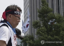 청사 앞을 지나며