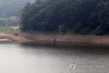 가장자리 드러낸 저수지