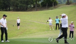 프로 멘토 앞에서 시원한 스윙