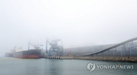 해무에 가린 삼천포화력발전소