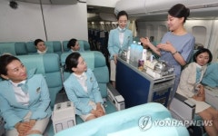 기내서비스 교육받는 복직 대한항공 객실승무원들
