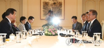 티타임 하는 문 대통령