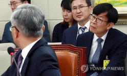 후보자 돌아보는 증인